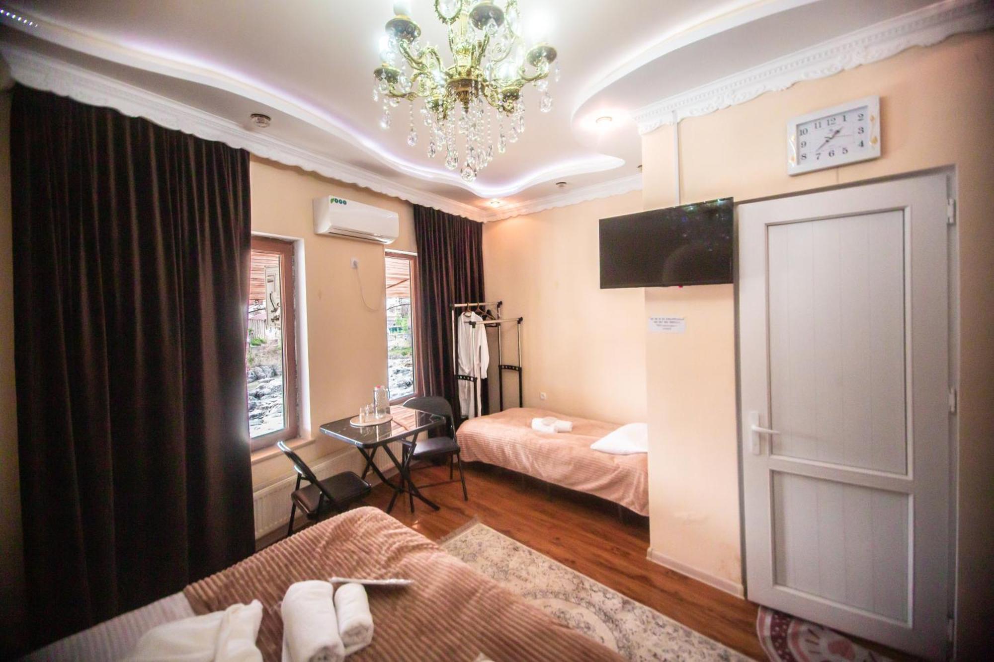 Hotel Caravan Palace Kutaisi Esterno foto