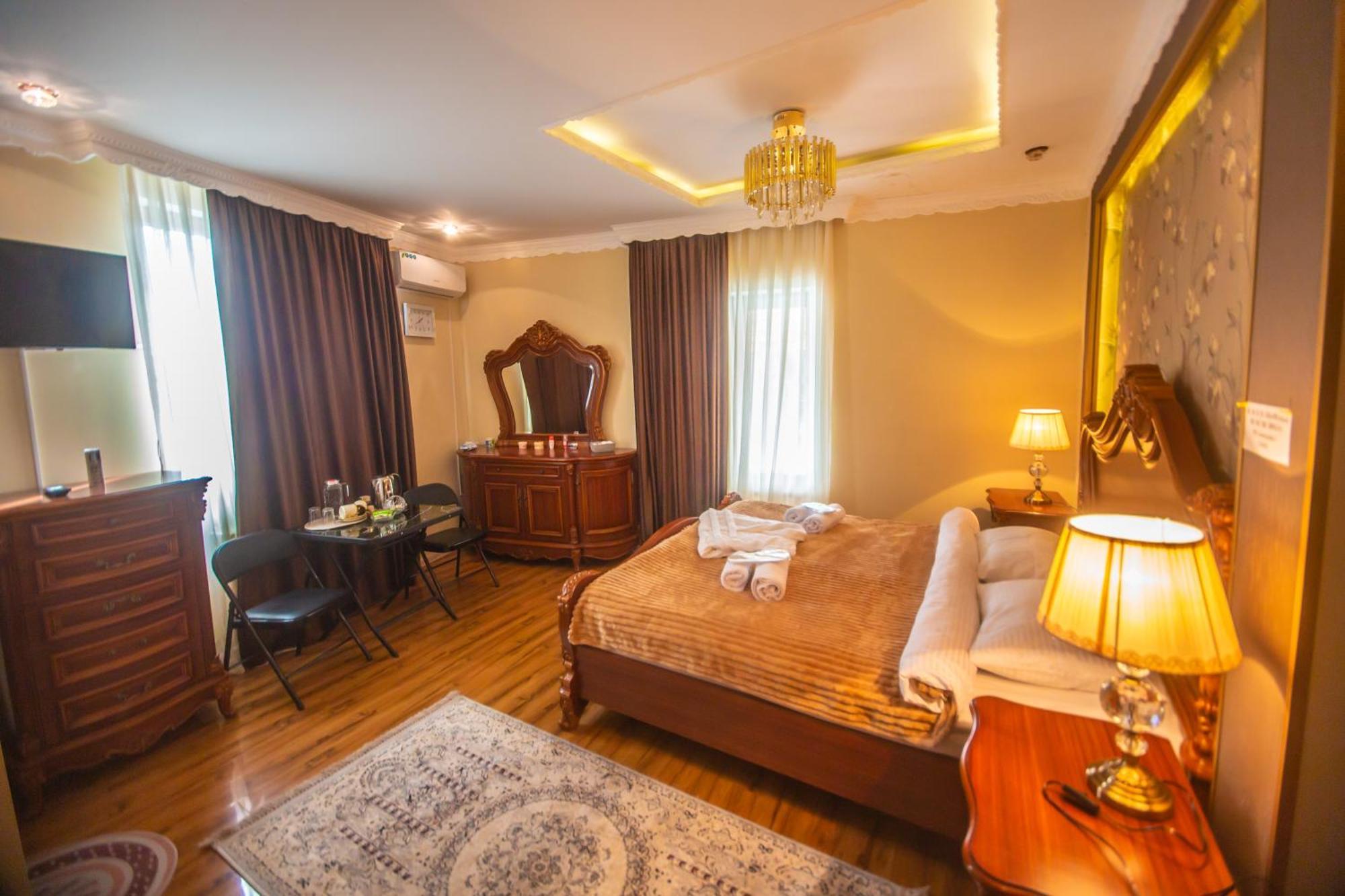 Hotel Caravan Palace Kutaisi Esterno foto