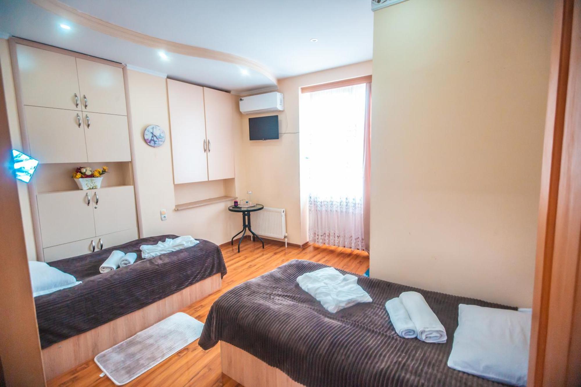 Hotel Caravan Palace Kutaisi Esterno foto