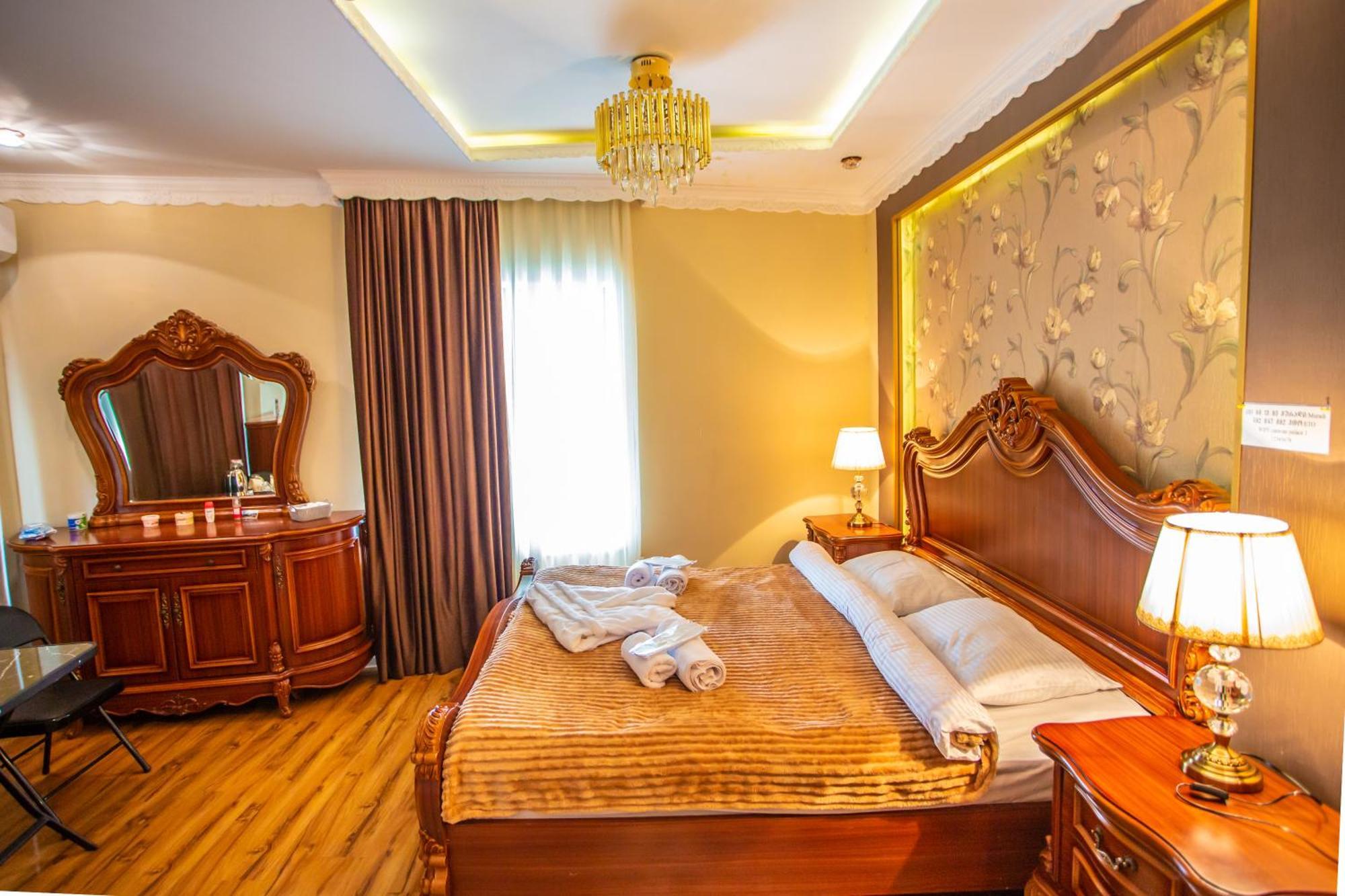Hotel Caravan Palace Kutaisi Esterno foto
